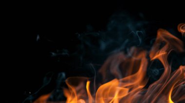 Siyah arkaplanda kıvılcımlar olan ateş alevleri