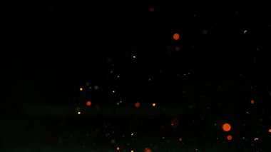 Uçan kıvılcımlar siyah arkaplanda izole edildi