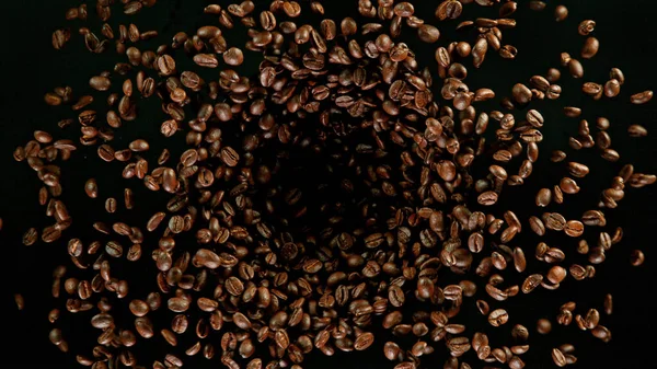 空気中を飛ぶ新鮮な焙煎コーヒー豆 — ストック写真