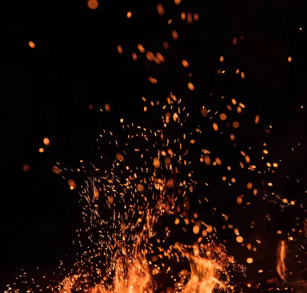 Fiamme di fuoco con scintille su sfondo nero — Foto Stock