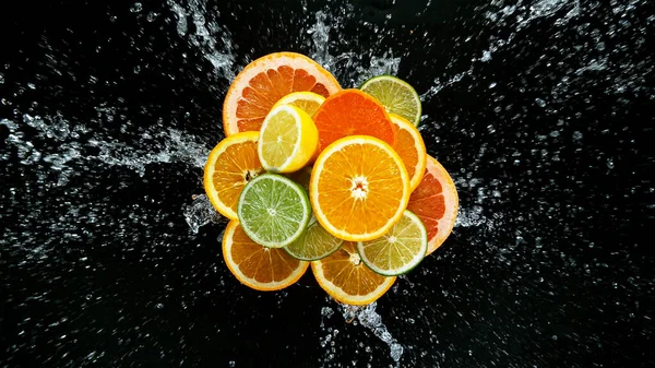 Freeze Motion Shot de frutas frescas con agua salpicada —  Fotos de Stock