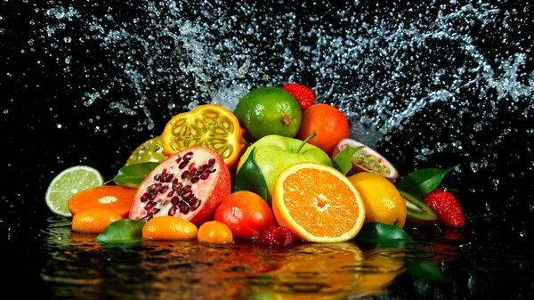 Prise de vue au gel de fruits frais avec éclaboussures d'eau — Photo