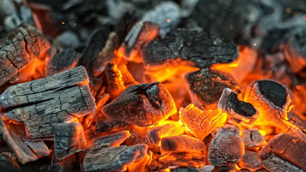 Grill grill med glödande träkol briketter — Stockfoto