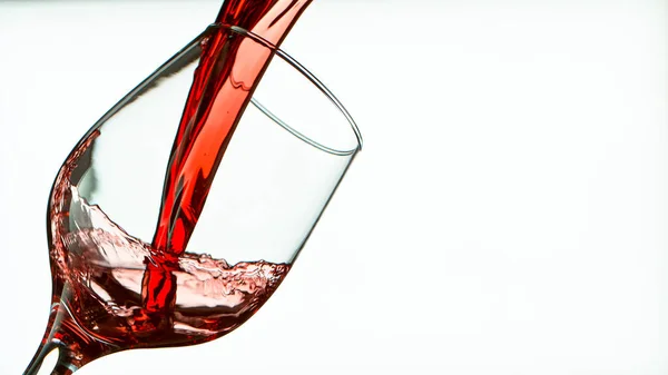 Vino tinto vertiendo en copa de vino — Foto de Stock
