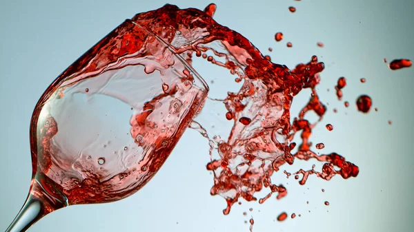 Rode wijn in wijnglas gieten — Stockfoto