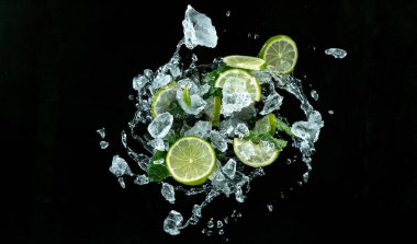 Siyah arka planda taze limonlar uçuşuyor..