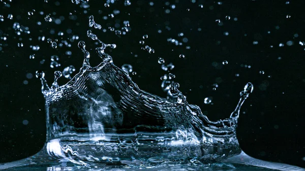 Éclaboussures d'eau isolées sur fond noir — Photo