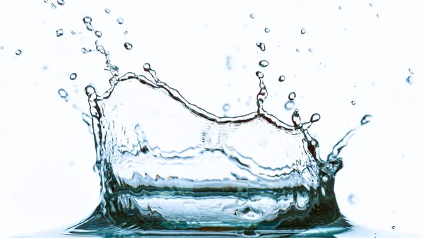 Wasserspritzer isoliert auf weißem Hintergrund — Stockfoto