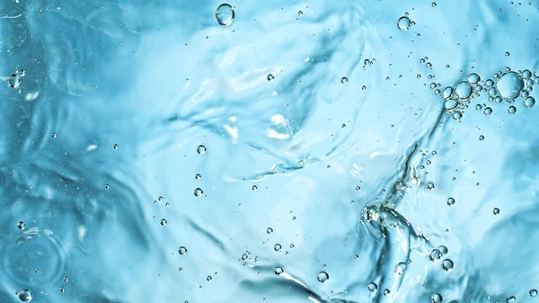 Superficie dell'acqua su sfondo blu — Foto Stock