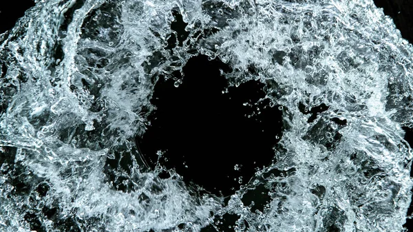 Acqua spruzzata isolata su fondo nero — Foto Stock