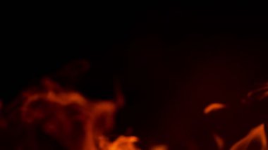 Alevler, kıvılcımlarla, yüksek hızlı kamerayla, 300 fite ateş ediyor.,