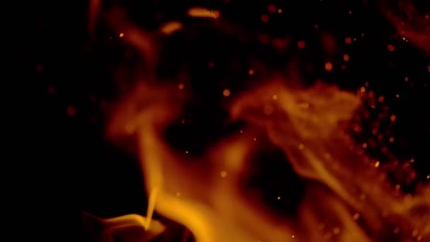 闪烁着火花的火焰，以1000fps的速度用高速照相机射击, — 图库视频影像