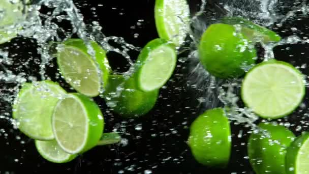 Super Slow Motion Shot de cal fresca colisión con salpicaduras de agua — Vídeos de Stock