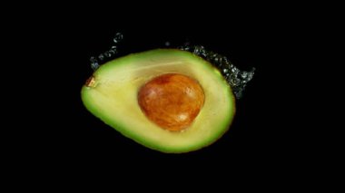 Su Sıçratan Yarım Avokado Süper Yavaş Çekim