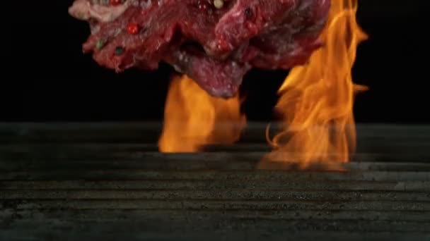 Close-up van vallende smakelijke biefstuk, slow motion. — Stockvideo