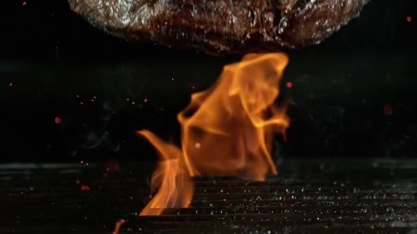 Gros plan de la chute de délicieux steak de boeuf, au ralenti. — Video