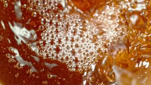 ビールと一緒にガラスの中で上昇泡のマクロショット — ストック動画