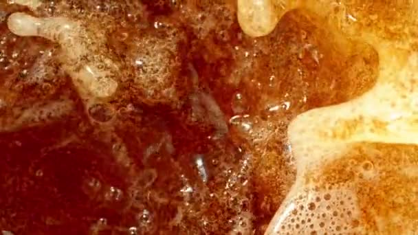 Macro shot de bulles montant dans un verre avec de la bière — Video