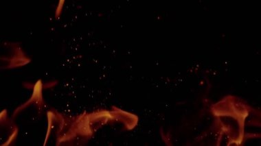 Alevler, kıvılcımlarla, yüksek hızlı kamerayla, 300 fite ateş ediyor.,