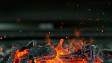 Siyah Kömür Şenlik ateşinde, Süper Yavaş Hareket.