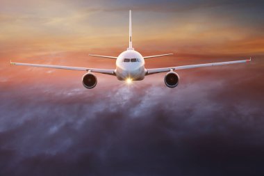 Dramatik bulutların üzerinde uçan ticari uçak..