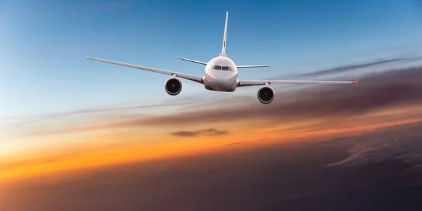 Avión comercial jetliner volando por encima de nubes dramáticas. — Foto de Stock