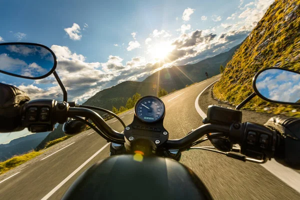 Езда на мотоцикле по альпийскому шоссе, вид на руль, Доломиты, Европа. — стоковое фото