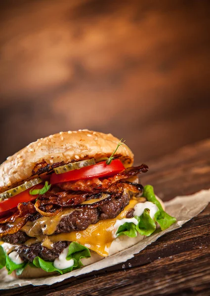 Smaczny burger na drewnianym stole. — Zdjęcie stockowe