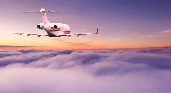 Μικρό ιδιωτικό jetplane που φέρουν πάνω από όμορφα σύννεφα. — Φωτογραφία Αρχείου