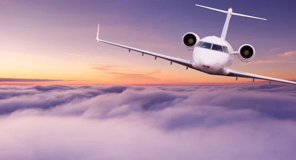 Mały prywatny samolot latający nad pięknymi chmurami. — Zdjęcie stockowe