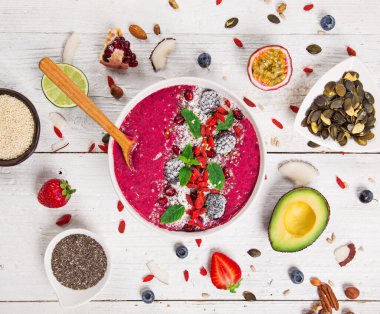 Taze böğürtlen, fındık, tohum, meyve ve sebzeli meyve suyu kasesi..