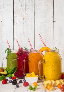 Malzemeli sağlıklı taze meyve suları..