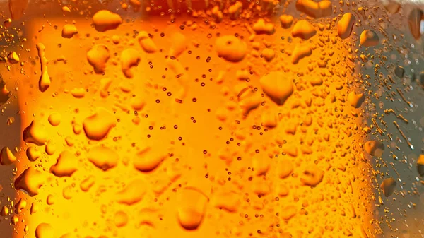 Gotas de agua en un vaso de cerveza. — Foto de Stock