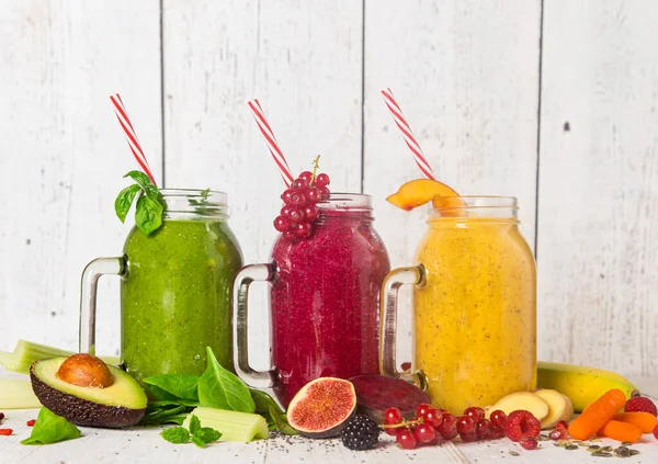 Malzemeli sağlıklı taze meyve suları..