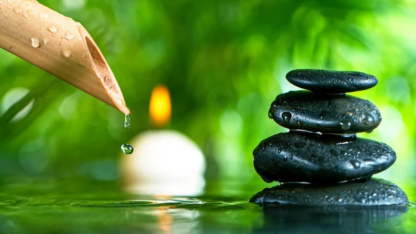Vazamento fluxo de água de bambu, spa e conceito de bem-estar. — Fotografia de Stock