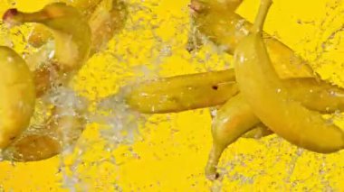 Muz çarpışmasının süper yavaş çekimi. Yüksek hızlı sinema kamerasıyla çekilmiş.