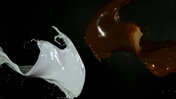Super Slow Motion Shot van melk en chocolade plons — Stockvideo
