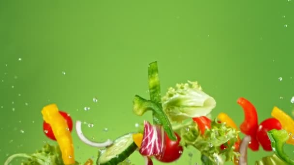 Super ralenti prise de vue de voler salade fraîche à 1000fps. — Video