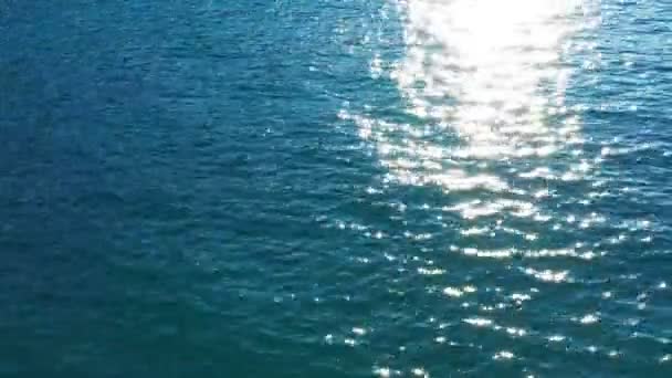 Vista da vicino della consistenza dell'acqua di mare. — Video Stock