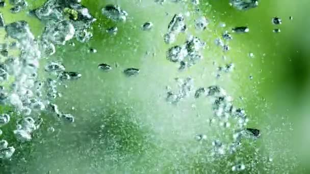 水中各种气泡以慢动作上升的宏观镜头 — 图库视频影像