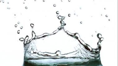 Beyaz arka planda su sıçraması, süper yavaş çekim. Yüksek hızlı sinema kamerasıyla çekilmiş..