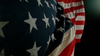 American Flag Waving 'e yakın çekim. ABD Bayrağı Rüzgarda Çırpınıyor.