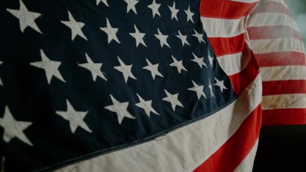 美国国旗飘扬的特写。美国国旗在风中飘扬. — 图库视频影像
