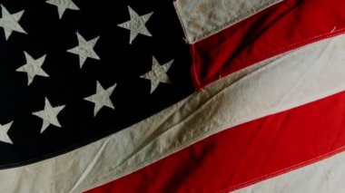 American Flag Waving 'e yakın çekim. ABD Bayrağı Rüzgarda Çırpınıyor.