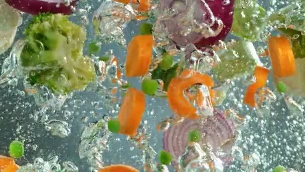 Verdure fresche in acqua bollita, slow motion. — Video Stock