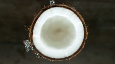 Yavaş Su Hareketi Hindistan cevizine sıçrıyor