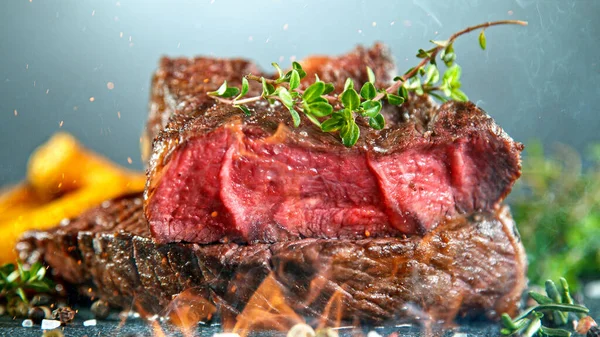 Close-up van smakelijke biefstuk op stenen tafel — Stockfoto