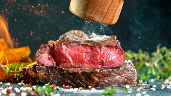 Close-up van smakelijke biefstuk op stenen tafel — Stockfoto