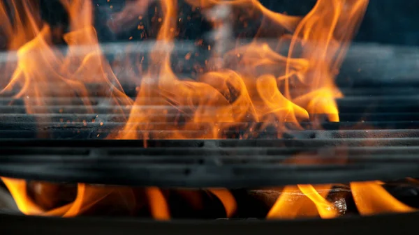 Grill de carvão em chamas vazio, pronto para a colocação do produto. — Fotografia de Stock