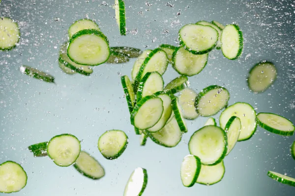 Havada suyla uçan salatalıkların dondurucu hareketi — Stok fotoğraf